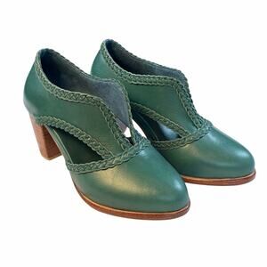 Elf womens Spirit walker green booties. Handmade. Leather, wood. Size 8. boho
